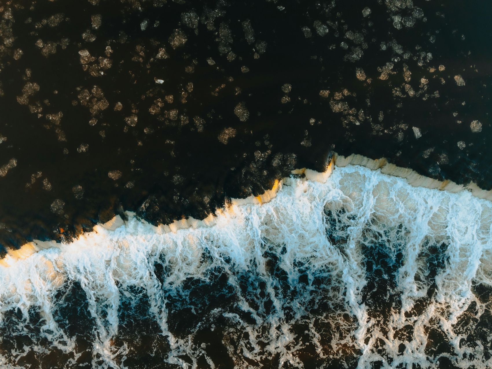 墨海碎光:浪涛泡沫的暗调奔涌肌理图片