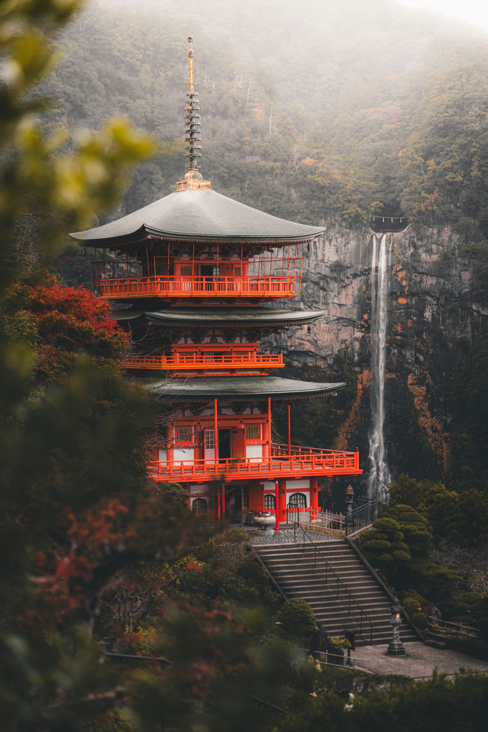 雾锁那智,朱红三重塔与飞泷的禅意共生图片