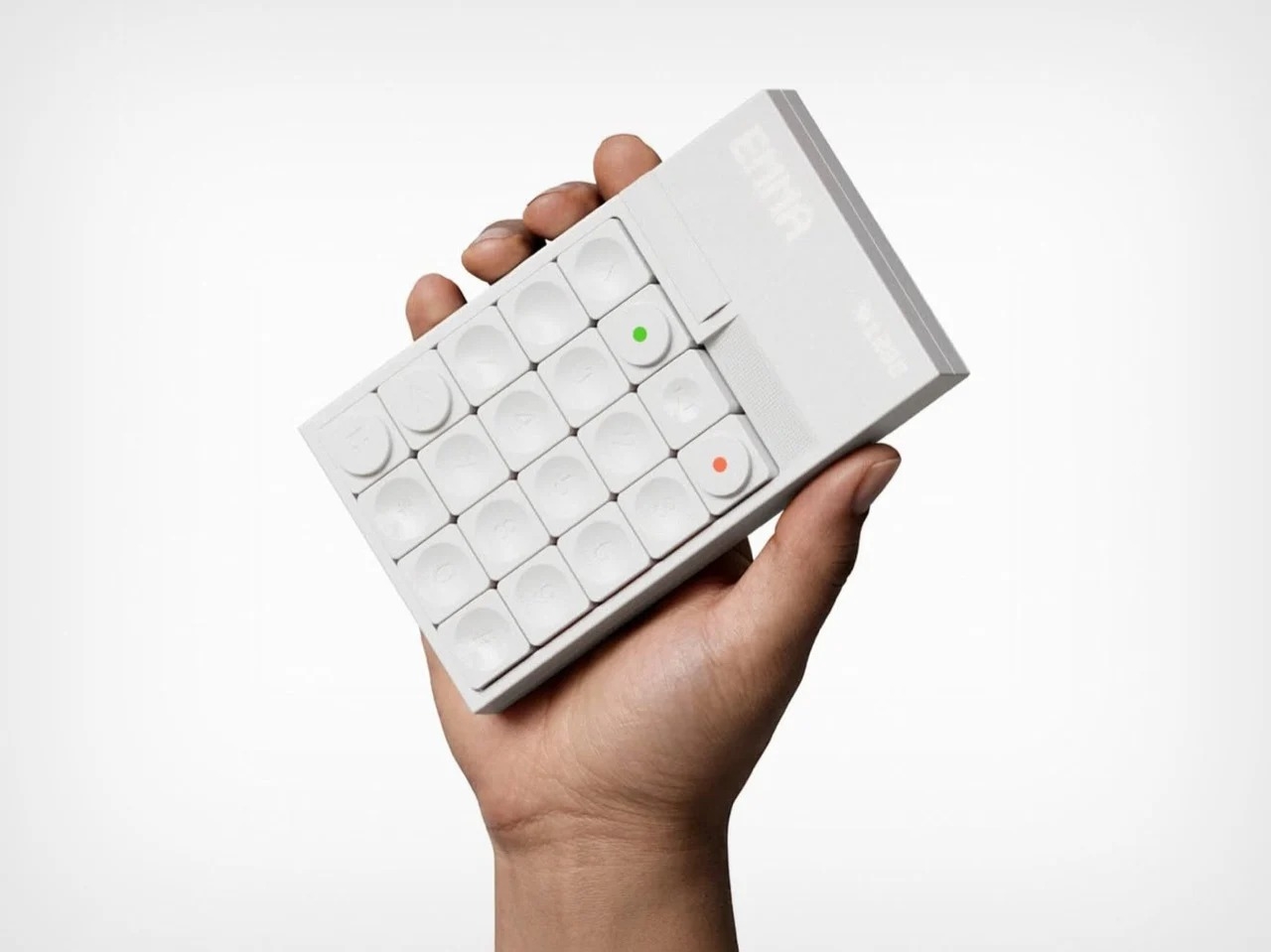 采用青少年工程灵感设计提供超强功能性的极简主义手机图片