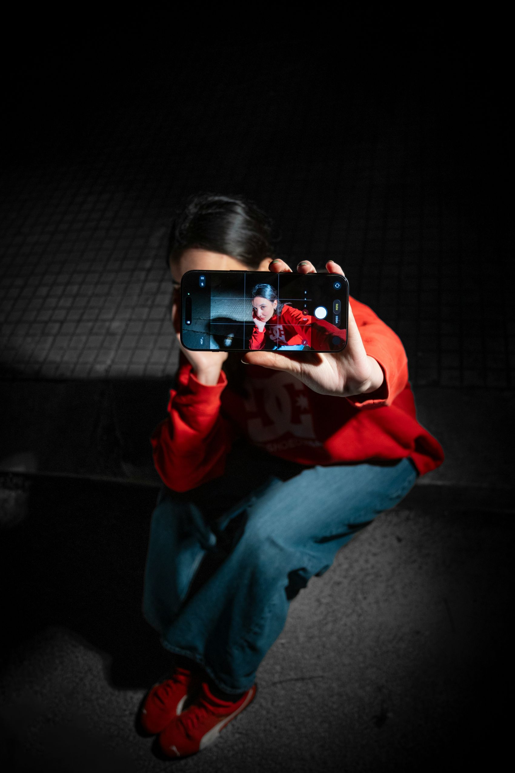 暗镜映我:低光环境下的手机自拍实验图片