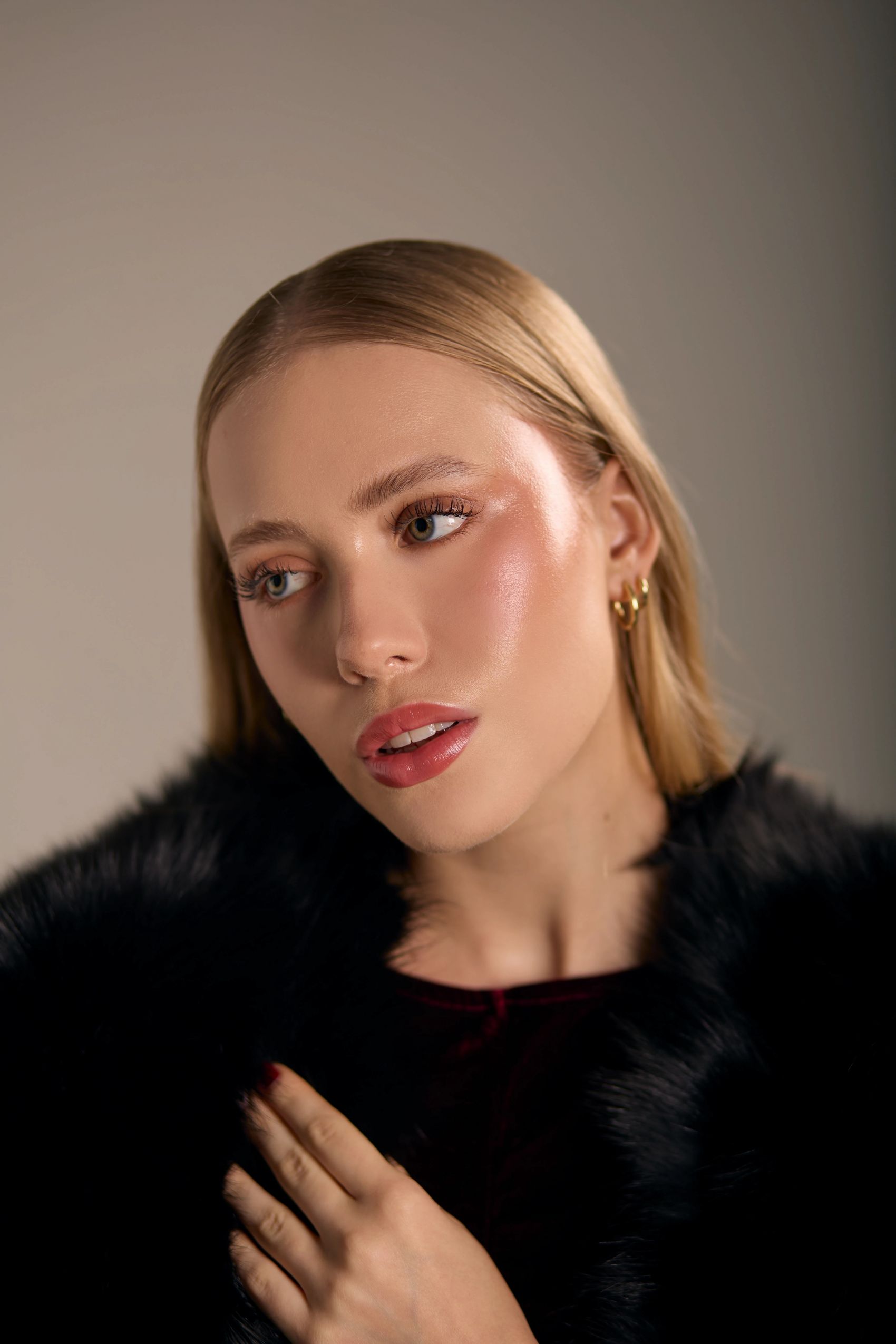 Gaby x Tiosaul-绒光奢韵-皮草披肩的氛围感秋冬造型图片