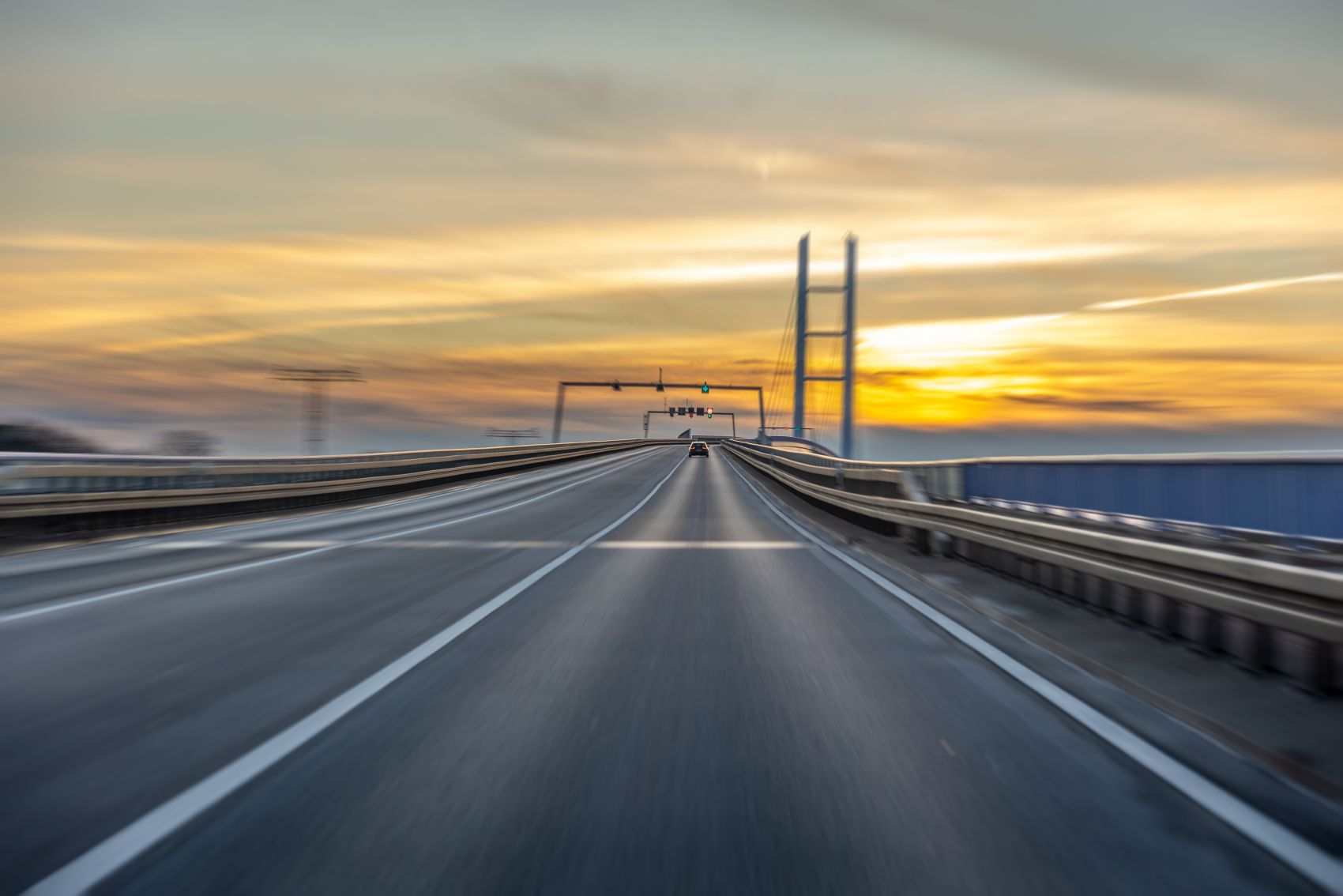 驰光逐影:黄昏时分的大桥公路疾驰瞬间图片