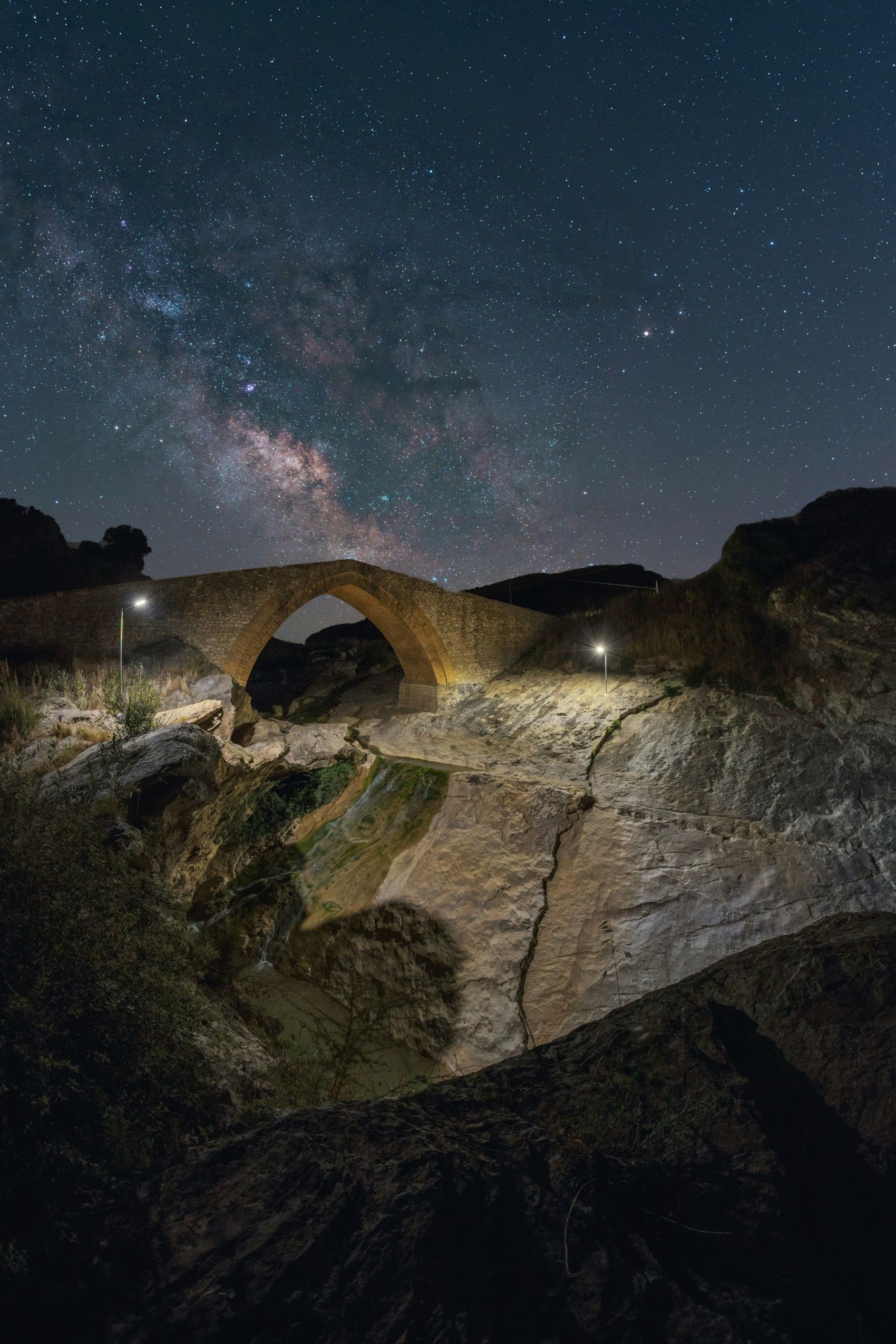 星拱古桥:银河下的石拱桥夜摄大片图片