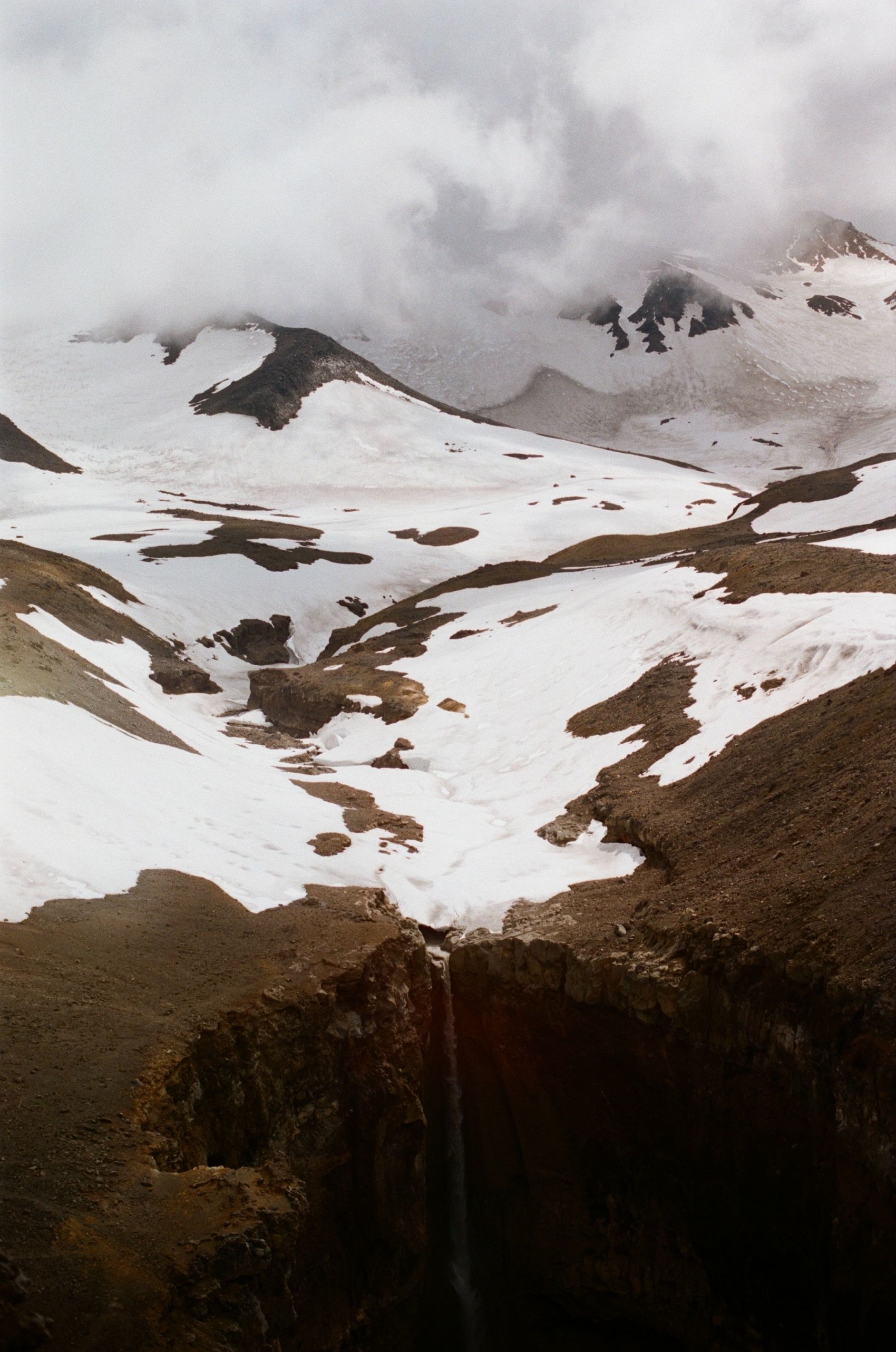 雪壤裂谷 - 高海拔火山地貌的冷峻风貌图片