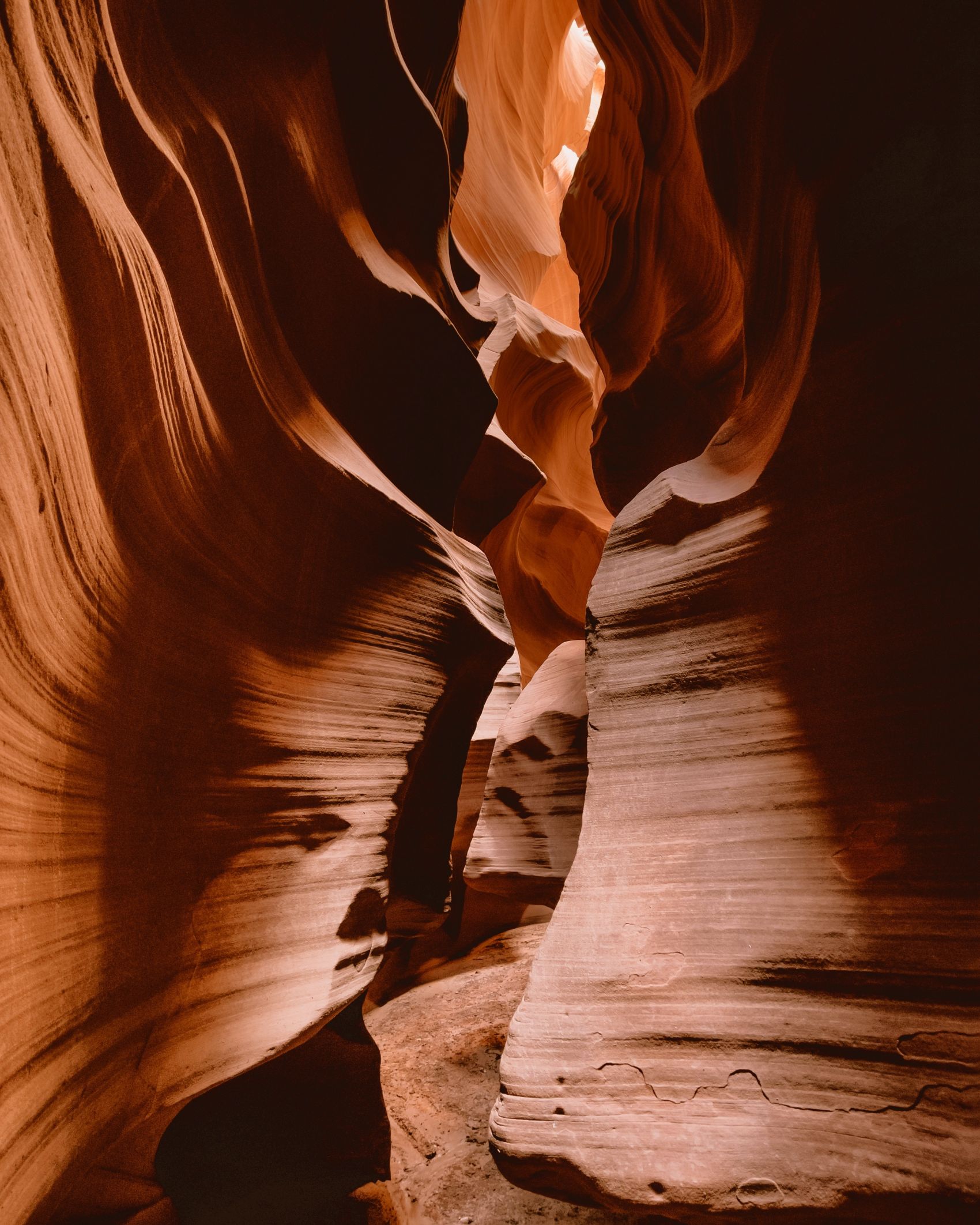 赤纹曲壁 - 羚羊谷的地质纹理之美图片