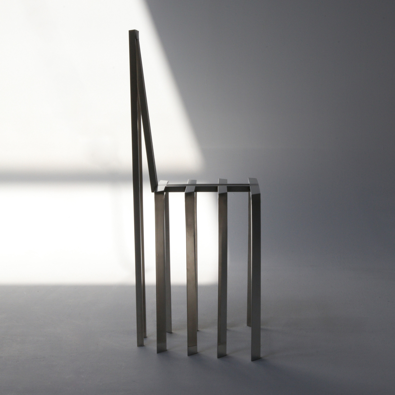 看起来像置身于凉棚之中的钢椅和灯---酷图编号12