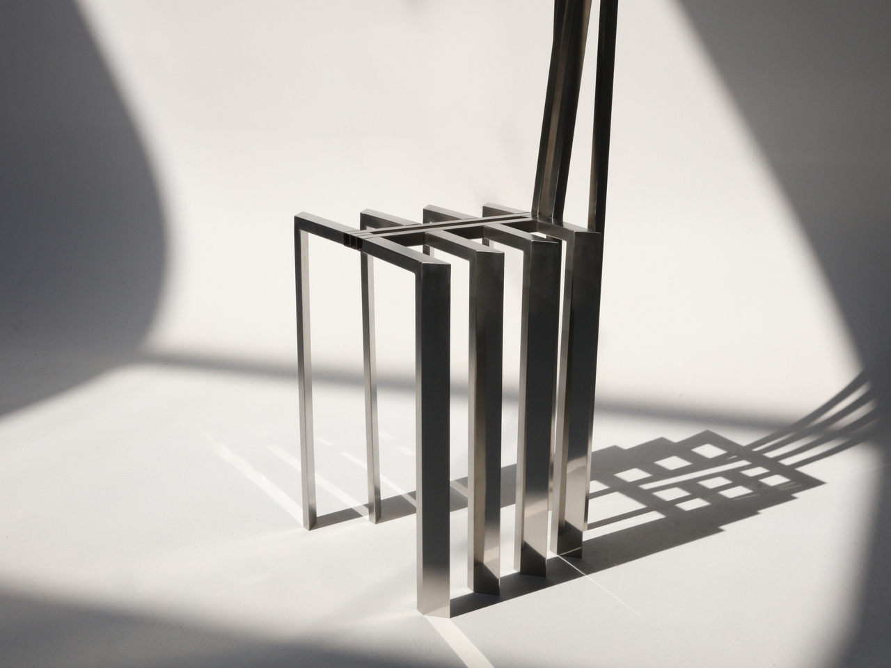 看起来像置身于凉棚之中的钢椅和灯---酷图编号8