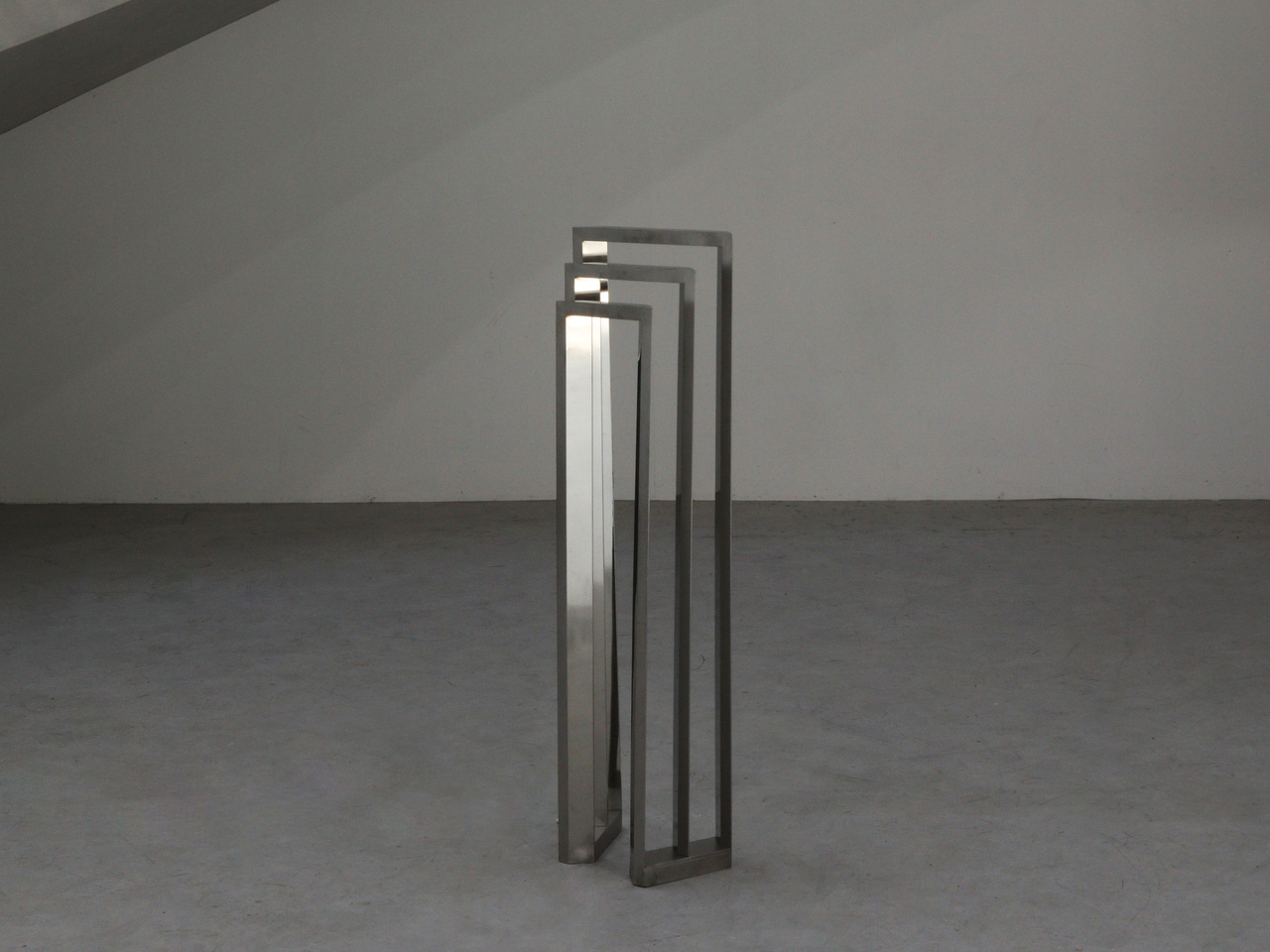 看起来像置身于凉棚之中的钢椅和灯---酷图编号10