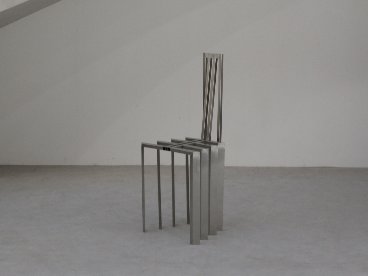 看起来像置身于凉棚之中的钢椅和灯---酷图编号5