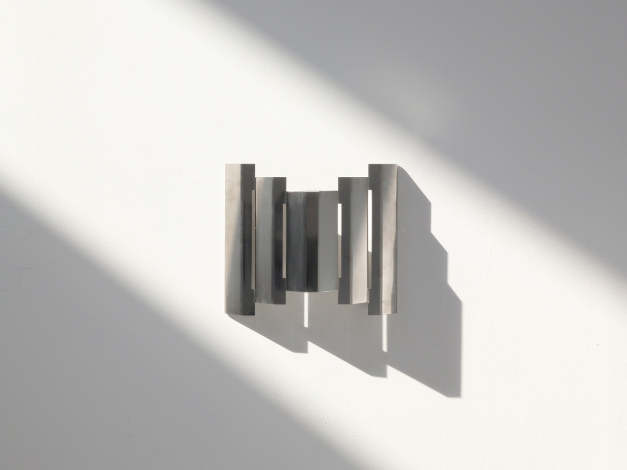 看起来像置身于凉棚之中的钢椅和灯---酷图编号3