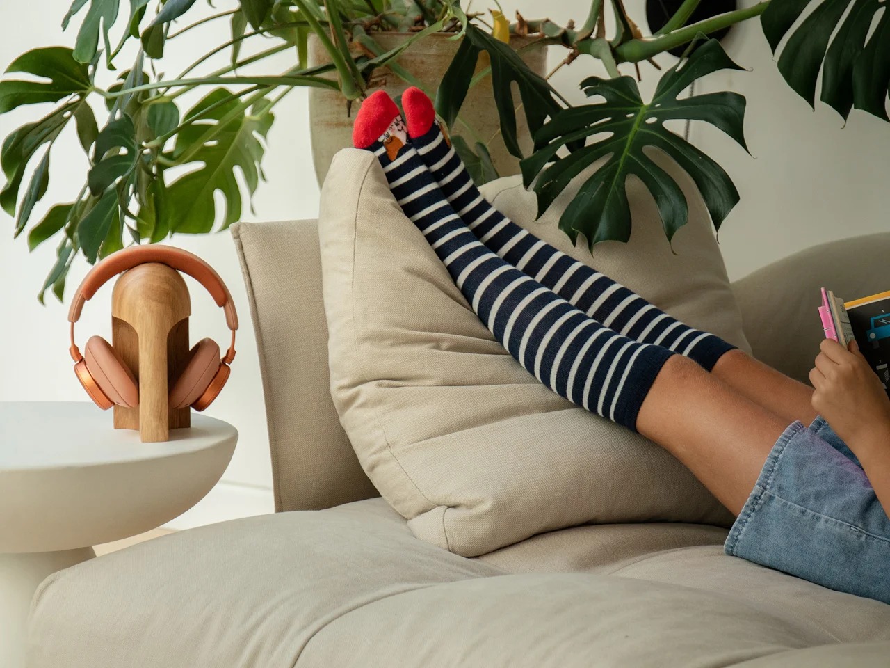 橡木和胡桃木的木质款式为书架或餐具柜增添了温暖感和明显的木纹。葡萄牙石灰石和危地马拉大理石的石质款式则更为精致和个性鲜明,更像是一块块小巨石,稳稳地矗立在房间的一角。在每种情况下,所选材料都能与书籍、扬声器和其他物品和谐共处,而不会引人注目或显得像明显的“科技装备”