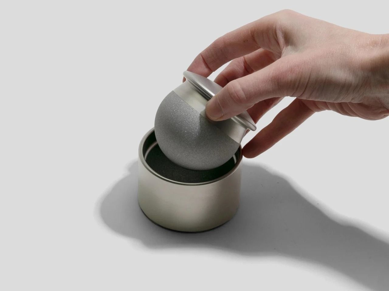 CW&T将砂浆加工成1.31公斤的球形钢制物体图片