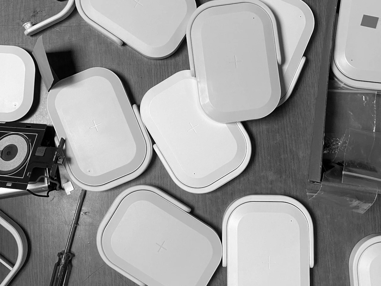 一个可以清洁你手机形状像野餐袋的无线充电器---酷图编号3