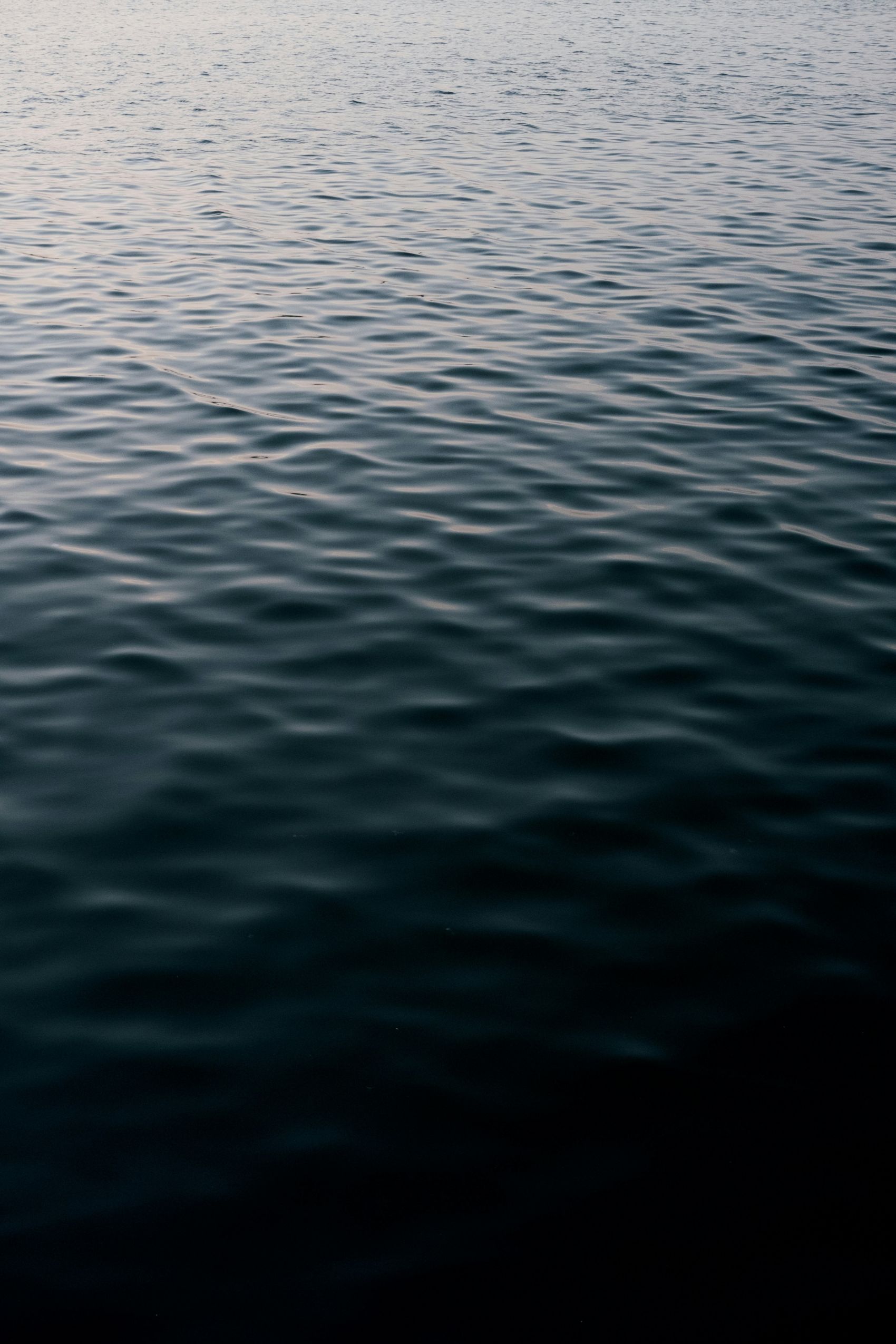 幽蓝水纹-静谧海面的细腻光影诗篇图片