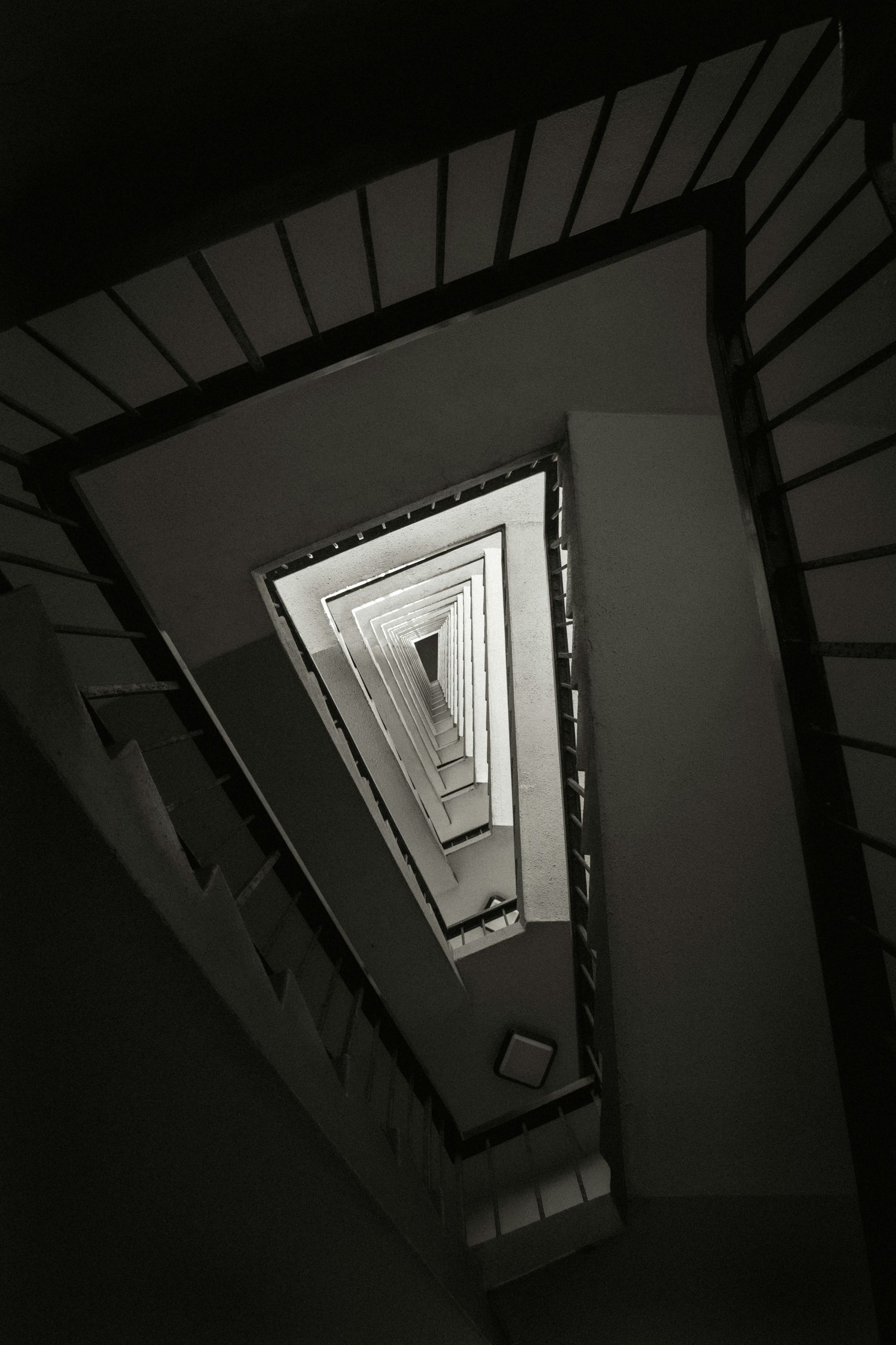 黑白旋梯 - 几何美学与空间纵深感的视觉诗行图片