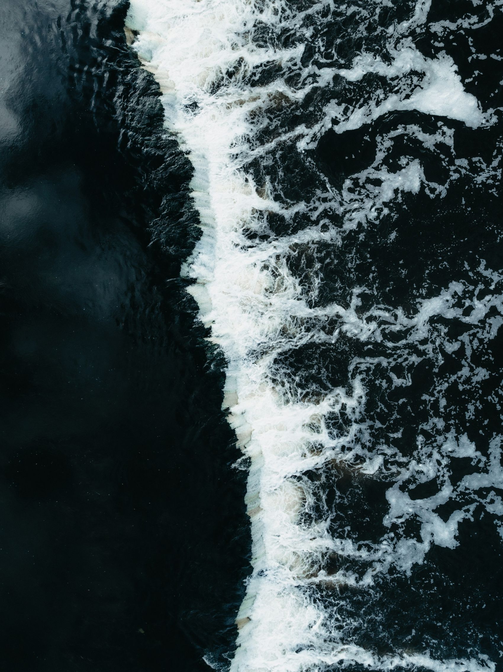 黑白浪涌:水闸下的激流狂舞,自然力量的视觉交响图片