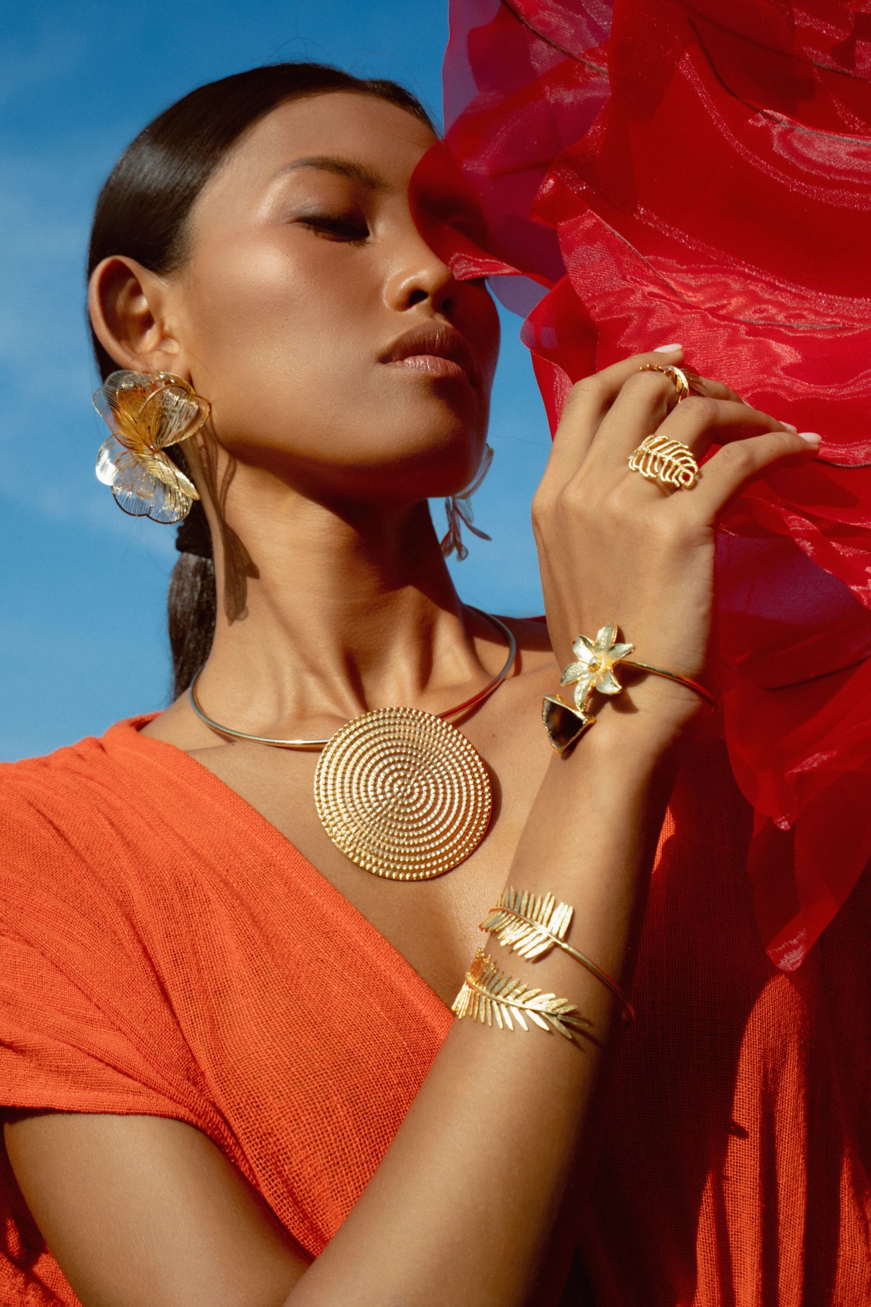 Mia Bali Campaign-赤金绮梦-热带湖畔的鎏金风尚,红纱与金饰的视觉交响图片