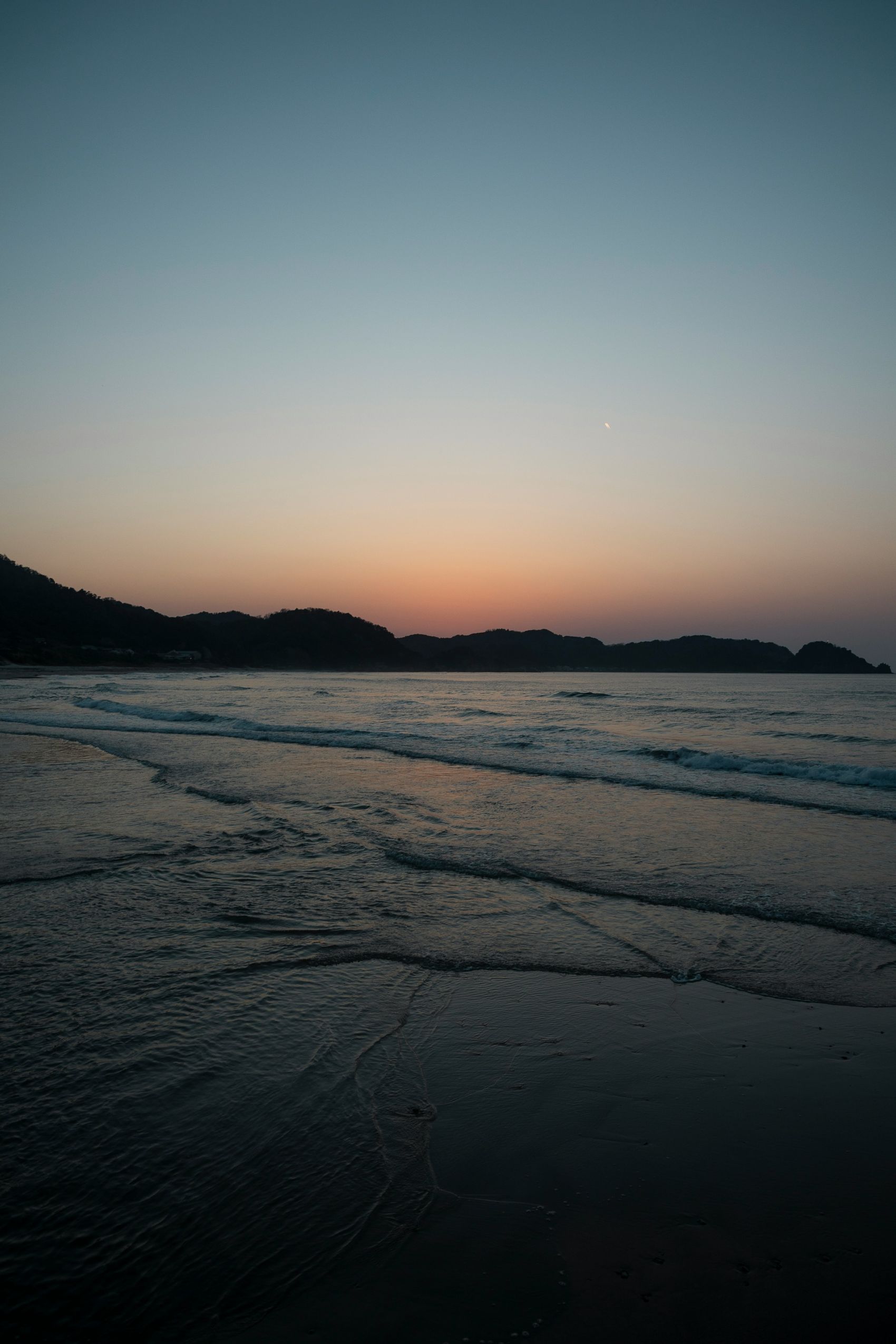 海岸暮色 静谧海湾特写图片