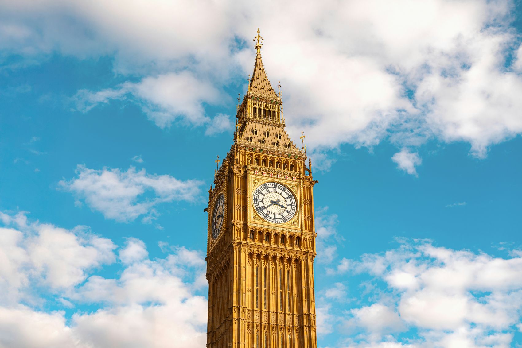 伊丽莎白塔(大本钟)矗立云端 哥特式建筑镌刻伦敦百年时光图片