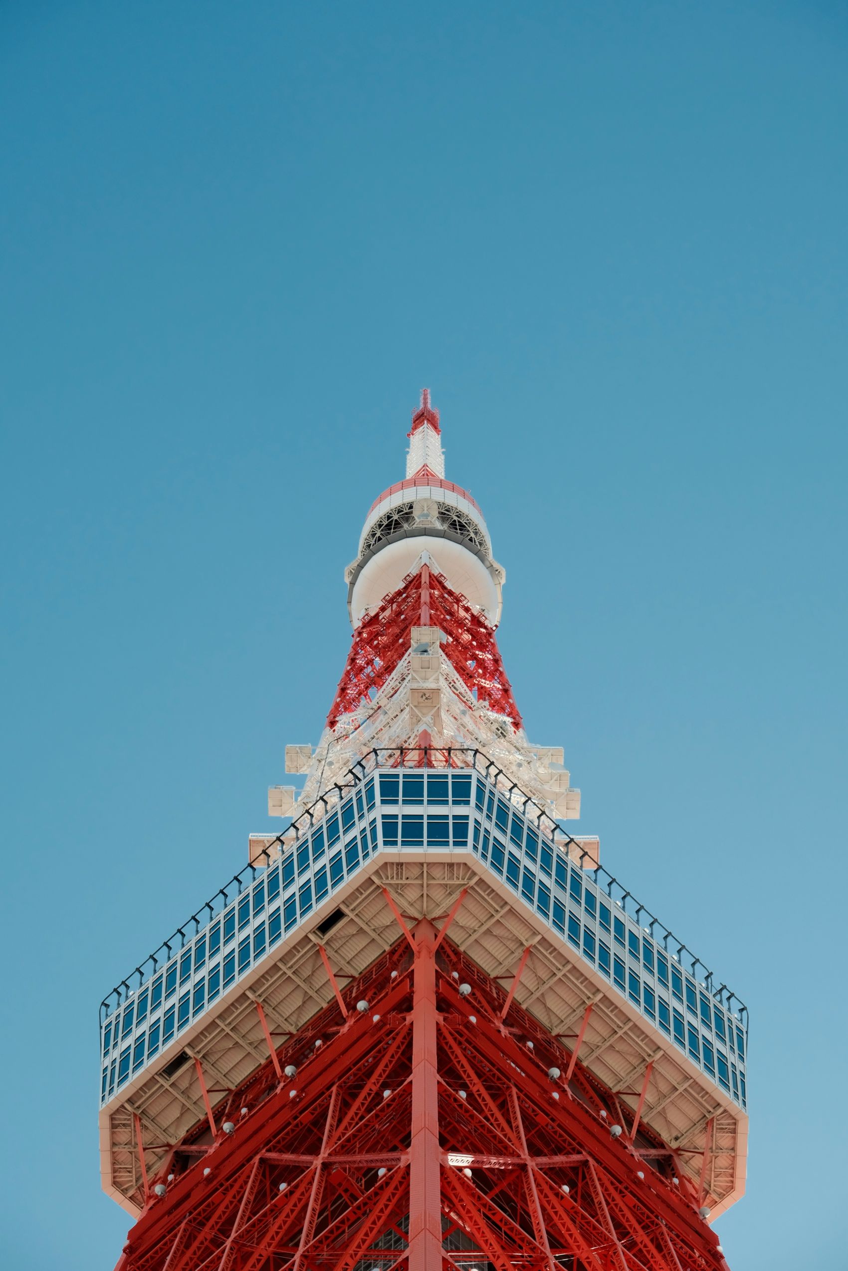东京塔仰拍特写 晴空定格日本东京地标建筑图片