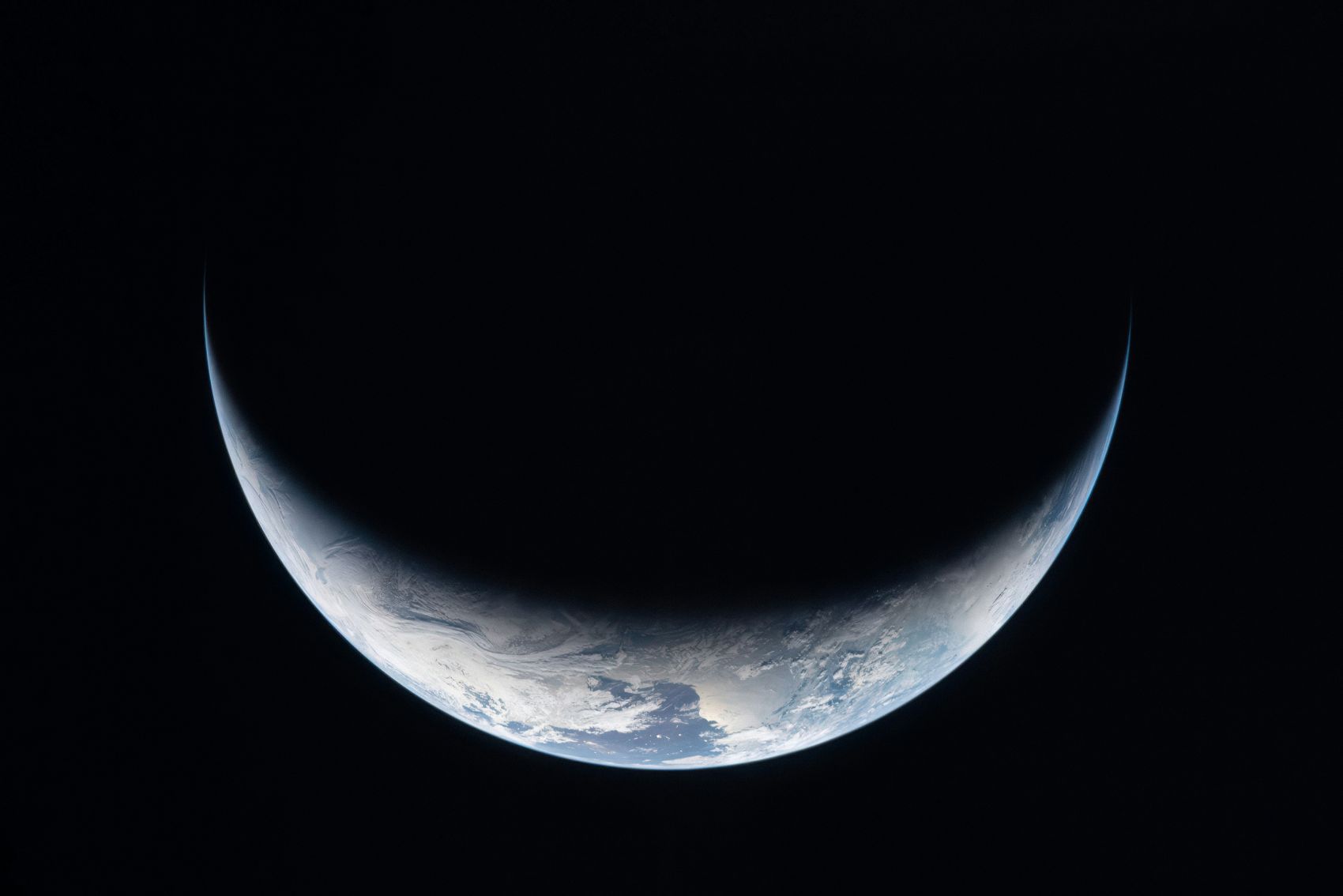 深空月牙状地球宇宙风光摄影图片