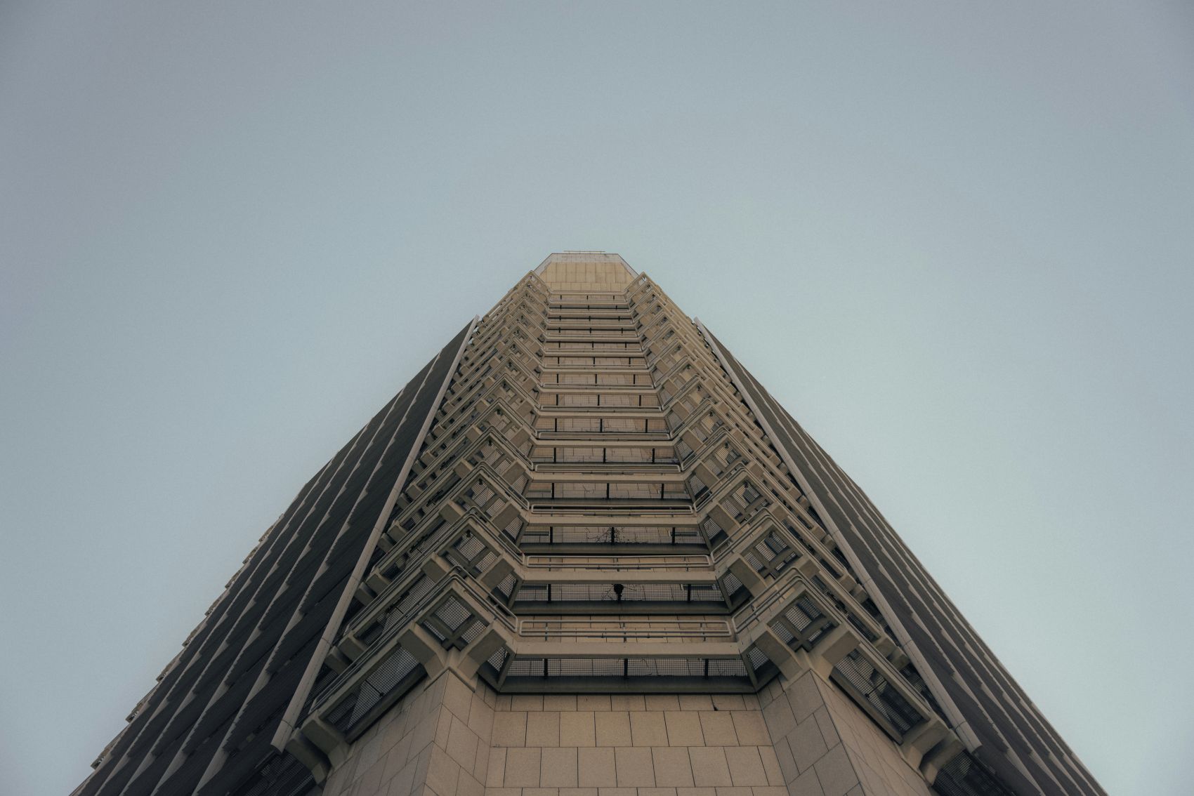 仰拍三角摩天楼宇,几何构筑冷峻城市风骨图片