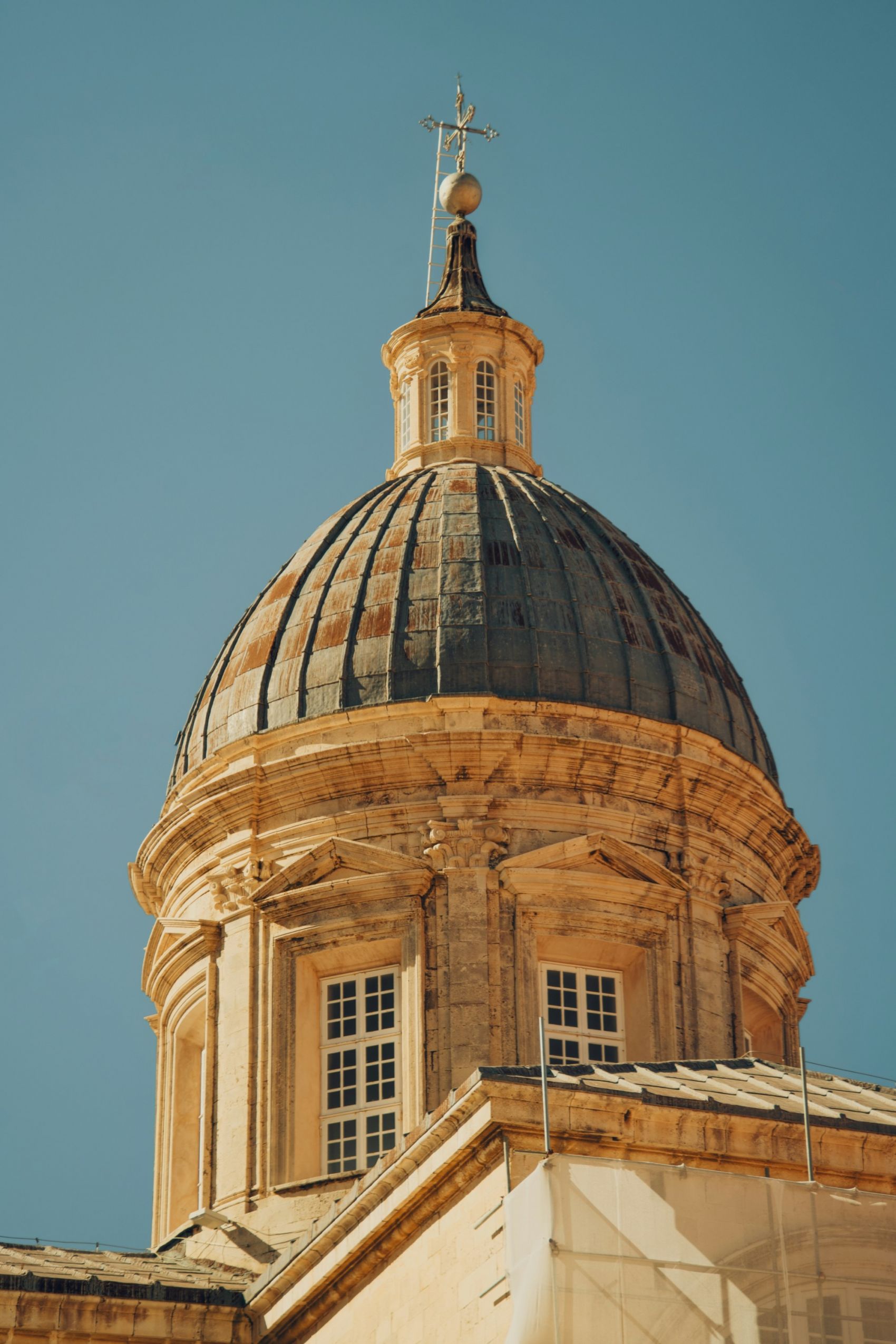 老城教堂穹顶耸立,饱览跨越时光的古典风华图片