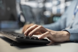 办公场景手部特写：职场高效工作的专业氛围视觉作品