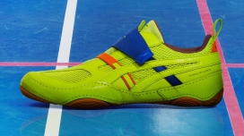 三宅一生为ASICS设计的“极简主义”Hyper Taping运动鞋