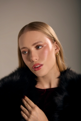 Gaby x Tiosaul-绒光奢韵-皮草披肩的氛围感秋冬造型