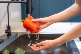 净蔬时刻：厨房水槽下的红椒清洗日常