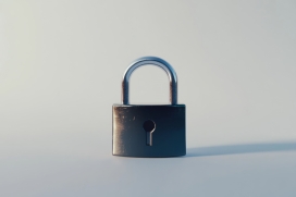 冷钢守护：金属挂锁的极简视觉呈现