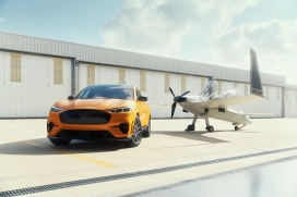 Ford Mach-E GT-福特 Mustang Mach-E 的机场机库视觉大片