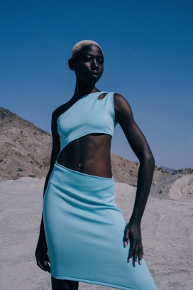 the Vision -旷野炽蓝：非洲裔模特的沙漠时尚大片