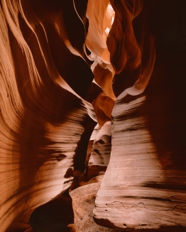 赤纹曲壁 - 羚羊谷的地质纹理之美