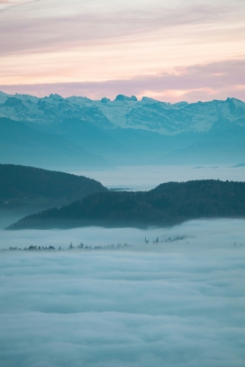 晨雾雪山 - 粉紫天际下的云海山峦景致