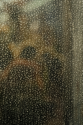 金箔雨幕 - 暖调光斑下的玻璃凝珠肌理