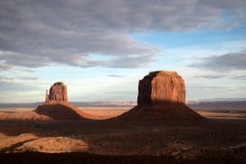 纪念碑谷的赤色巨岩 - 荒漠里的时间印记