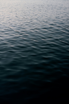 幽蓝水纹-静谧海面的细腻光影诗篇