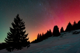 雪夜极光 - 阿尔卑斯山巅的星辰与火焰