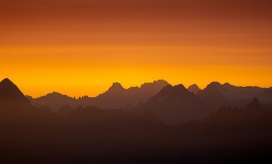 赤金层峦 雪山日出