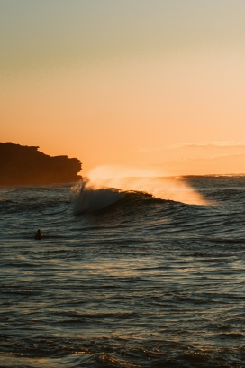 橙光逐浪 海岸落日潮汐景致