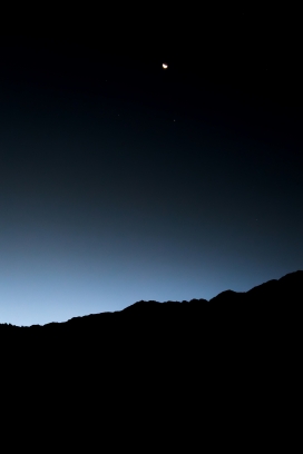 山巅月痕 暗夜渐变天际