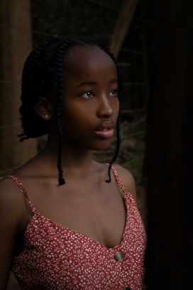 户外自然环境下的黑人少女肖像摄影素材