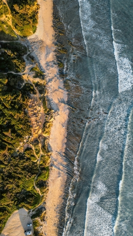 航拍海岸沙滩与海浪自然风光摄影素材