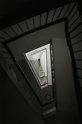 黑白螺旋楼梯几何透视建筑摄影素材