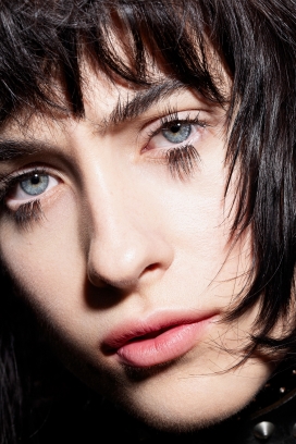 暗黑风美妆大片系列 朋克气质与冰蓝眼眸交织个性