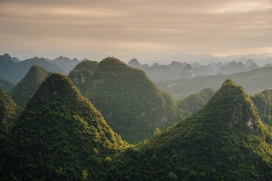 喀斯特峰林层叠 暖金晨雾晕染桂林山水诗意画卷