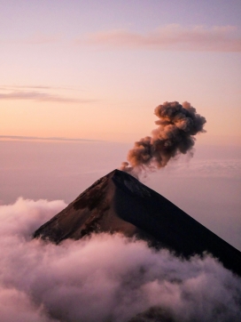 云海火山：烈焰与苍穹的壮美交响