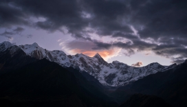 雪山暮色：神秘壮阔的黄昏山脉风光